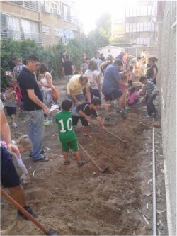 פעילות קהילתית לדוגמא- הקמת גינה קהילתית במתחם בית נגלר (צילום: איגוד ערים).